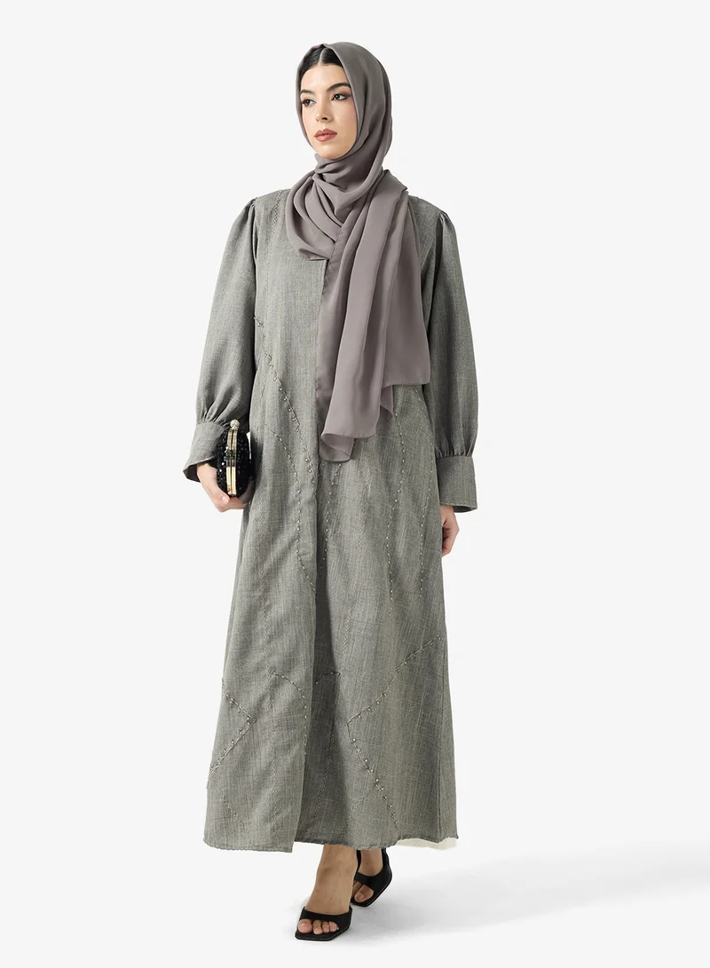 هيا كلوزيت عباية مفتوحة مزينة ومطرزة بياقة على شكل حرف  وأكمام منتفخة